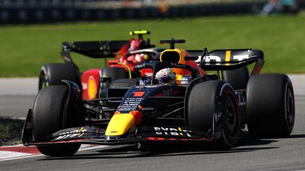 Max Verstappen im Red Bull vor Ferrari, diesmal allerdings Carlos Sainz.