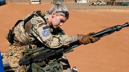 Soldatin der Bundeswehr mit einem Maschinengewehr MG 3 in Mali. 100 der Waffen sollen jetzt in die Ukraine gehen.