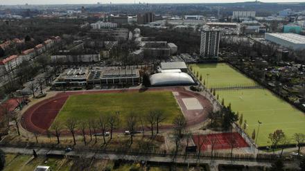Die Kunstrasenplätze des SC Siemensstadt - rechts im Bild - sollen laut Ausschreibung des Senats saniert werden.