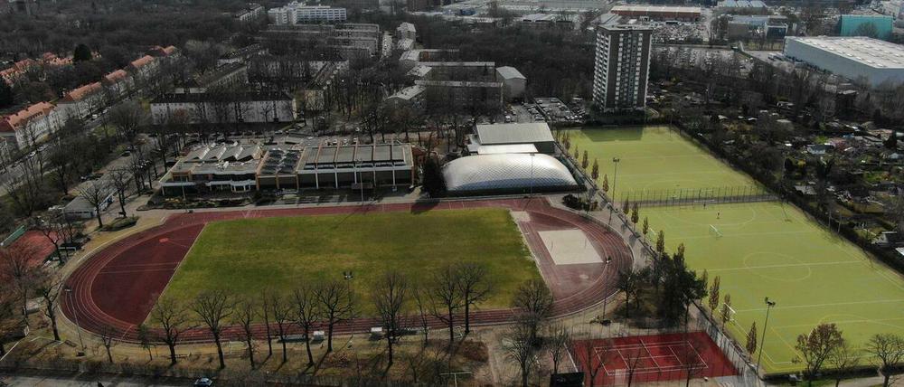 Die Kunstrasenplätze des SC Siemensstadt - rechts im Bild - sollen laut Ausschreibung des Senats saniert werden.