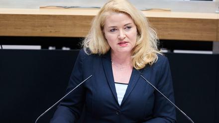 Kristin Brinker, Fraktionsvorsitzende der AfD Berlin, spricht im Abgeordnetenhaus. Beim Bundesparteitag der AfD im sächsischen Riesa ist der Berliner Landesverband nicht mit eigenen Delegierten vertreten.