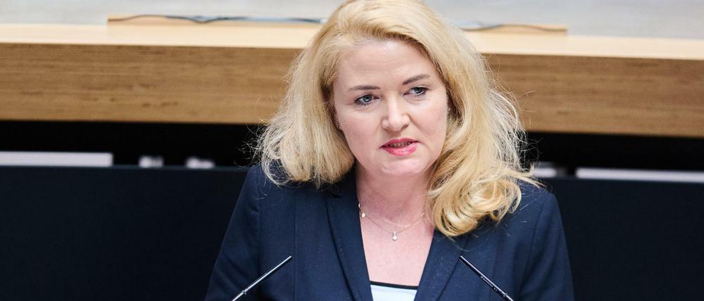 Kristin Brinker, Fraktionsvorsitzende der AfD Berlin, spricht im Abgeordnetenhaus. Beim Bundesparteitag der AfD im sächsischen Riesa ist der Berliner Landesverband nicht mit eigenen Delegierten vertreten.