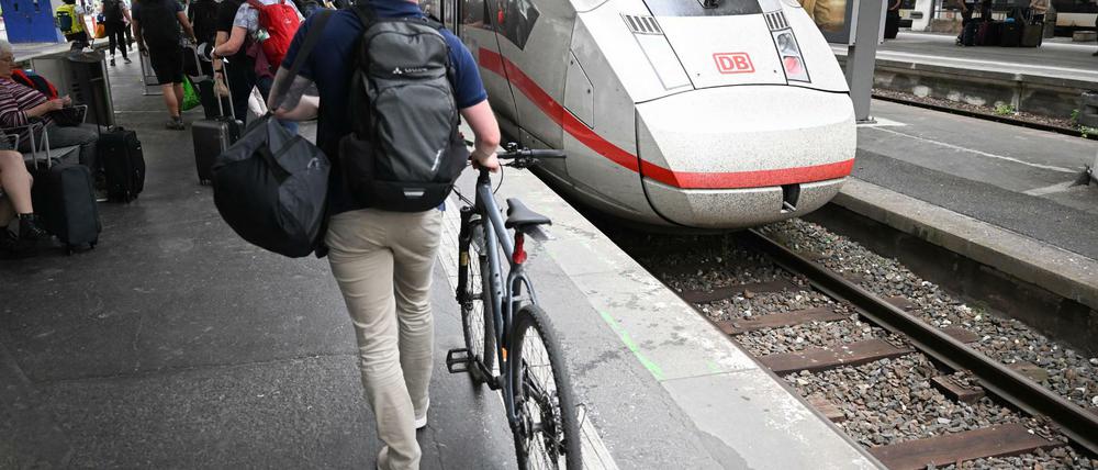 "Fixe Fahrradreparatur direkt am Bahnhof" – damit wirbt jetzt die Deutsche Bahn.