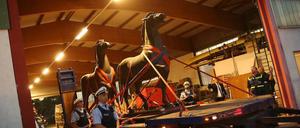 Eskortiert von der Polizei wurden die „Schreitenden Pferde“ des Bildhauers Josef Thorak 2015 in einem Gewerbegebiet in Bad Dürkheim (Rheinland-Pfalz) mit einem Tieflader aus einer Lagerhalle gefahren.
