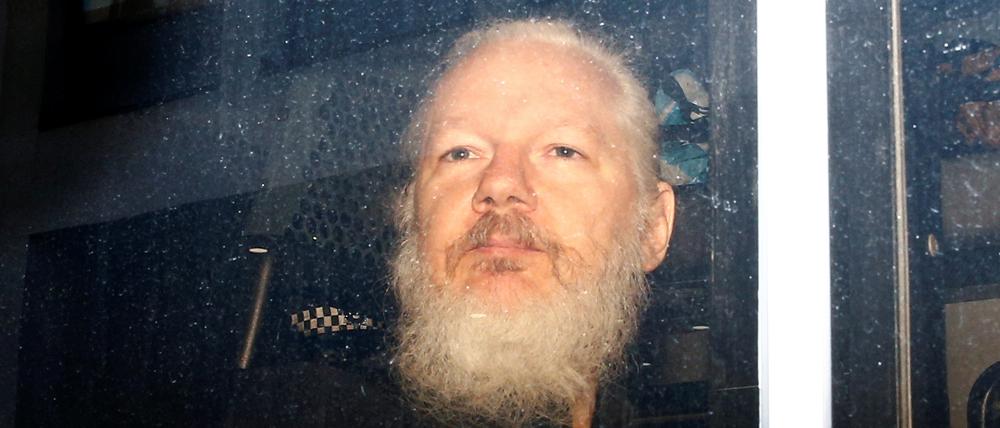 Wikileaks-Gründer Julian Assange nach seiner Festnahme 2019 in einem Polizeiwagen. 