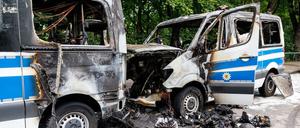 Ausgebrannte Polizeiwagen vor einem Hotel in München