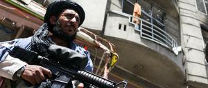 Ein Taliban-Kämpfer steht an der Stelle Wache, an der ein mit Sprengstoff beladenes Fahrzeug am 18.06.22 detonierte (in Kabul, Afghanistan). 