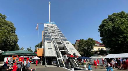 Der DLRG-Turm in Spandau. Rechts die kleine Zufahrt für Boote, die einst per Lift nach oben gebracht wurden. 