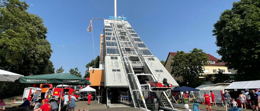 Der DLRG-Turm in Spandau. Rechts die kleine Zufahrt für Boote, die einst per Lift nach oben gebracht wurden.