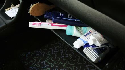 Der Dieb durchsuchte Handschuhfach und Mittelkonsole, bevor er das Kind auf der Rückbank bemerkte. (Symbolbild)