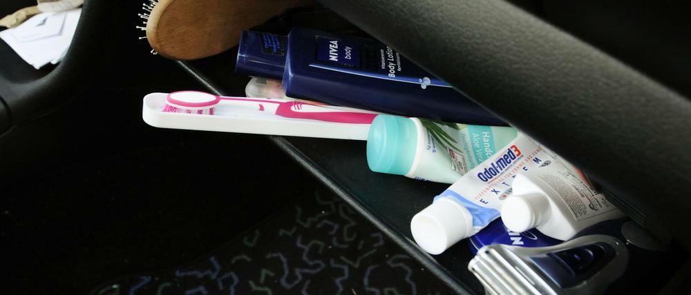 Der Dieb durchsuchte Handschuhfach und Mittelkonsole, bevor er das Kind auf der Rückbank bemerkte. (Symbolbild)