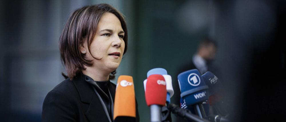 Annalena Baerbock, Bundesaußenministerin, aufgenommen bei einem Doorstep, anlaesslich des Rates für Außenbeziehungen der EU.