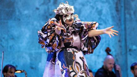 Schillernd. Sängerin Björk, 56, Ihr Kostüm gleicht einer Komposition aus nordischem Fellüberwurf und japanischem Kimono.Foto: 