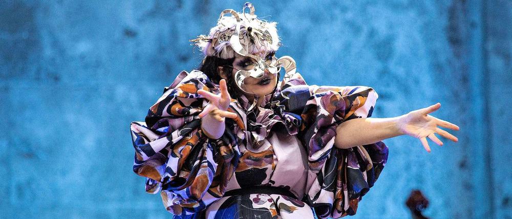 Schillernd. Sängerin Björk, 56, Ihr Kostüm gleicht einer Komposition aus nordischem Fellüberwurf und japanischem Kimono.Foto: