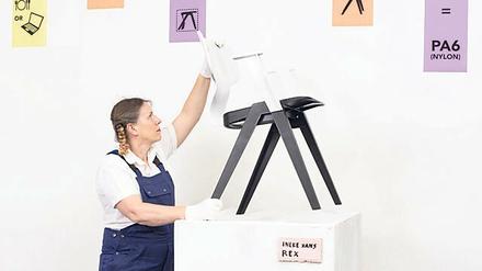 Ineke Hans mit ihrer recyclebaren Neuauflage von "Rex", einem stapelbaren Allzweckstuhl, auf dem 20 Euro Pfand liegen.