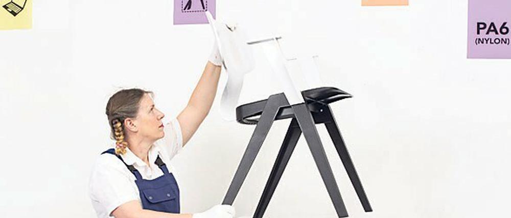 Ineke Hans mit ihrer recyclebaren Neuauflage von "Rex", einem stapelbaren Allzweckstuhl, auf dem 20 Euro Pfand liegen.