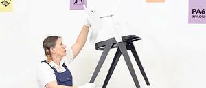 Ineke Hans mit ihrer recyclebaren Neuauflage von "Rex", einem stapelbaren Allzweckstuhl, auf dem 20 Euro Pfand liegen.