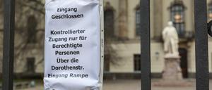 Ein Zettel am Haupttor der Humboldt-Universität verkündet "Zugang nur für Berechtigte".