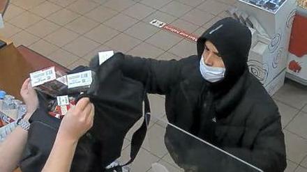 Der gesuchte Mann und sein Komplize erbeuteten Geld und Zigaretten.