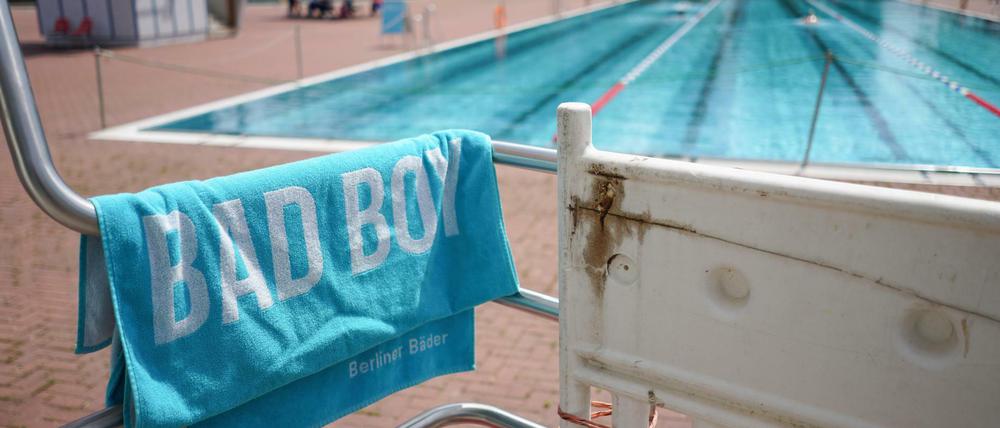 Ein Handtuch mit dem Aufdruck "Bad Boy" liegt auf dem Geländer des Sprungturms im Sommerbad Pankow. (Symbolbild)