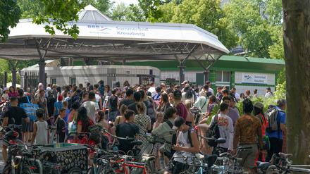 Die Schlange vor dem Prinzenbad reichte am Nachmittag bis zum U-Bahnhof.