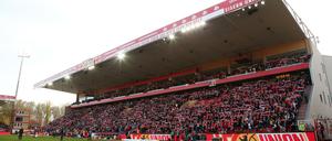 Volle Stimmung. Die Fans des 1. FC Union können sich auf den Auftakt freuen.