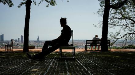 Ein Mann in Lyon sucht Schatten während der Hitzewelle in Zentralfrankreich