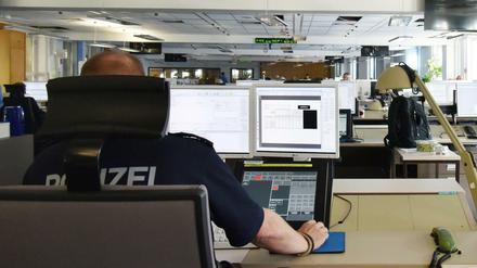In der Einsatzzentrale geht im Schnitt alle 24 Sekunden ein 110-Notruf ein, insgesamt sind es täglich etwa 3700 Anrufe.