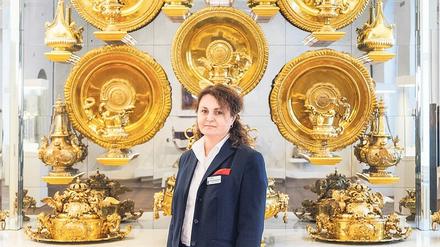 Damenwahl I. Olha Savielieva präferiert das antike Silberbuffet im Kunstgewerbemuseum Schloss Köpenick. 