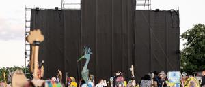 Blick auf die verhüllte Figurendarstellung People·s Justice (2002) des Kollektivs Taring Padi. 