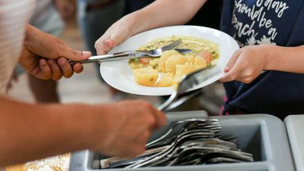 Hmm, lecker. Mittagessen in der Mensa in der Grundschule an der Wuhlheide (Archivbild).