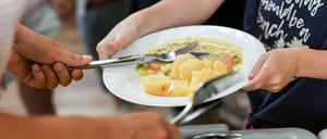 Hmm, lecker. Mittagessen in der Mensa in der Grundschule an der Wuhlheide (Archivbild).