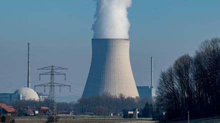 Wie lange steigt noch Wasserdampf aus dem Kühlturm vom Atomkraftwerk Isar 2 auf? 