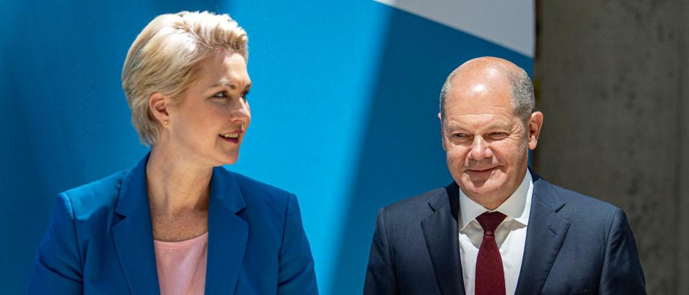 Manuela Schwesig (SPD), Ministerpräsidentin von Mecklenburg-Vorpommern, und Bundeskanzler Olaf Scholz (SPD) am Dienstag in Berlin.