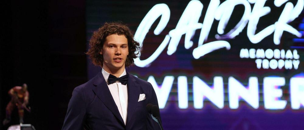 Flotte Frisur, flotter Preis. Moritz Seider bei der NHL-Zeremonie.