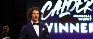 Flotte Frisur, flotter Preis. Moritz Seider bei der NHL-Zeremonie.