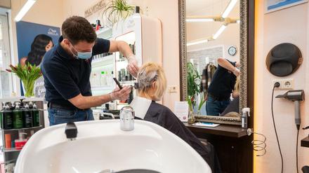 Wer schön sein will. Mittlerweile sind die Hygienebestimmungen freiwillig, aber trotzdem leidet das Friseurhandwerk: Viele Kunden müssen sparen und kommen seltener.