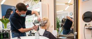 Wer schön sein will. Mittlerweile sind die Hygienebestimmungen freiwillig, aber trotzdem leidet das Friseurhandwerk: Viele Kunden müssen sparen und kommen seltener.