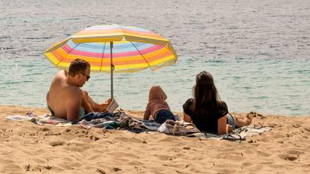 Urlauber am Strand von Magaluf auf Mallorca in Spain (Archivbild). 