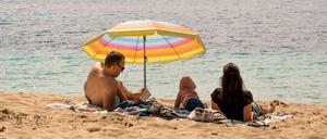 Urlauber am Strand von Magaluf auf Mallorca in Spain (Archivbild). 