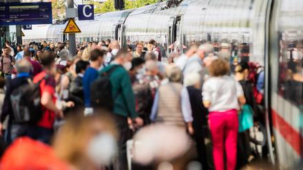 Erneut waren am Samstag, wie hier am Pfingstwochenende, viele Züge völlig überfüllt.