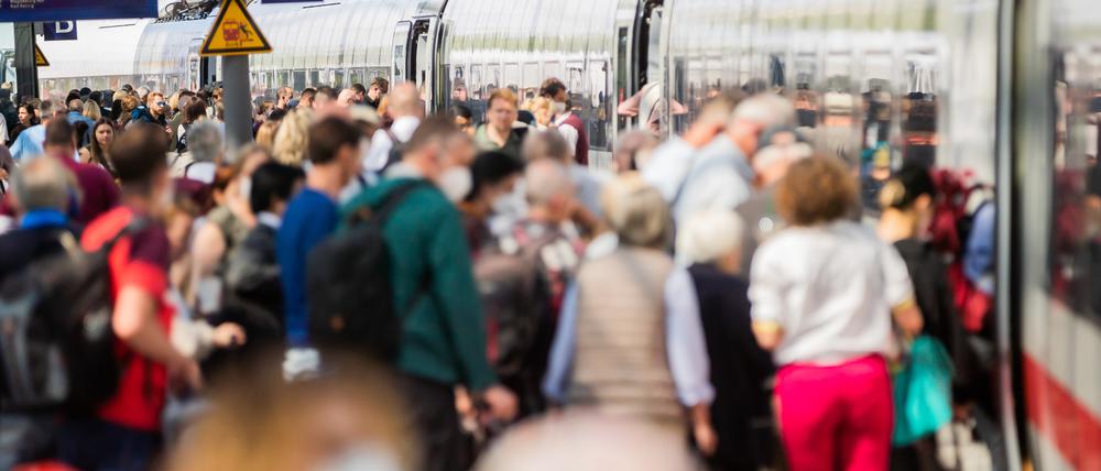 Erneut waren am Samstag, wie hier am Pfingstwochenende, viele Züge völlig überfüllt.
