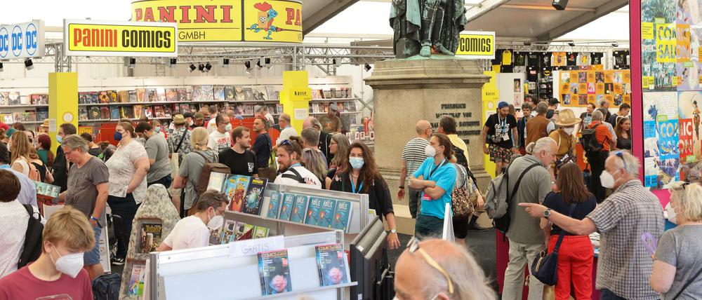 Heiße Sache: Das Messe-Zelt auf dem Erlanger Schlossplatz, wo sich auch der Verlagsstand unseres Autors befand.