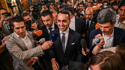 Im Mittelpunkt: Italiens Außenminister Luigi Di Maio am Dienstagabend nach seiner Erklärung, er werde die "Fünf-Sterne-Bewegung" verlassen.