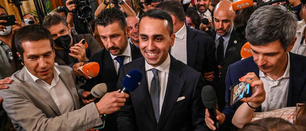 Im Mittelpunkt: Italiens Außenminister Luigi Di Maio am Dienstagabend nach seiner Erklärung, er werde die "Fünf-Sterne-Bewegung" verlassen.