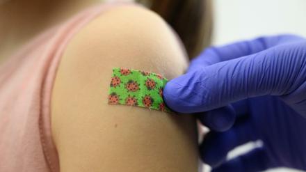 Ein Mädchen nach einer Impfung gegen das Coronavirus (Symbolbild). 
