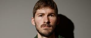 Gefasst auch in der Stunde des Triumphs: Dylan Watson-Brawn, geboren in Kanada, beheimatet im Wedding, 28 Jahre alt und Koch des Jahres im Gastroführer Gault & Millau 2022.