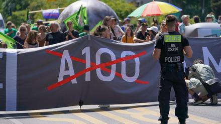 Die Demonstration gegen den Weiterbau der Stadtautobahn A100 startete am Treptower Park statt.