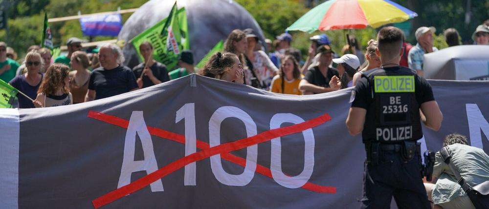 Die Demonstration gegen den Weiterbau der Stadtautobahn A100 startete am Treptower Park statt.