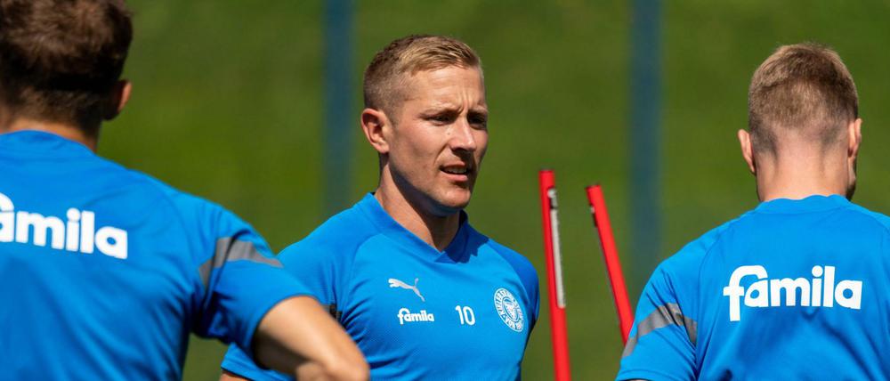 Das Bild zeigt Lewis Holtby von Holstein Kiel beim Training, noch mit einem alten Trikot. 